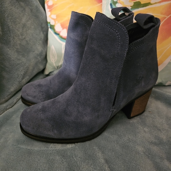 Elegant Blue Suede Ankle Booties - Picture 10 of 16